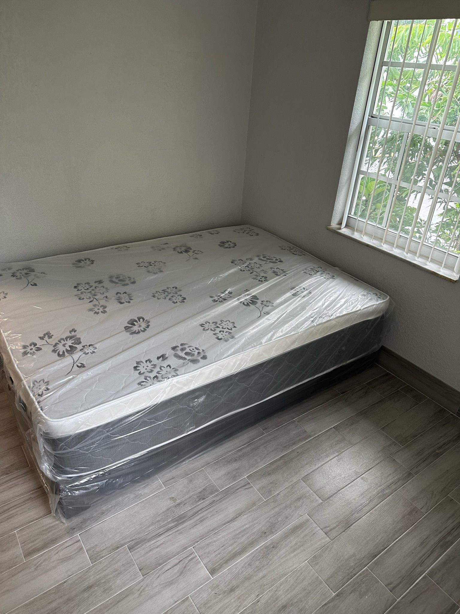 NEW QUEEN PILLOW TOP SET MATTRESS AND BOX SPR+ING 2pcs