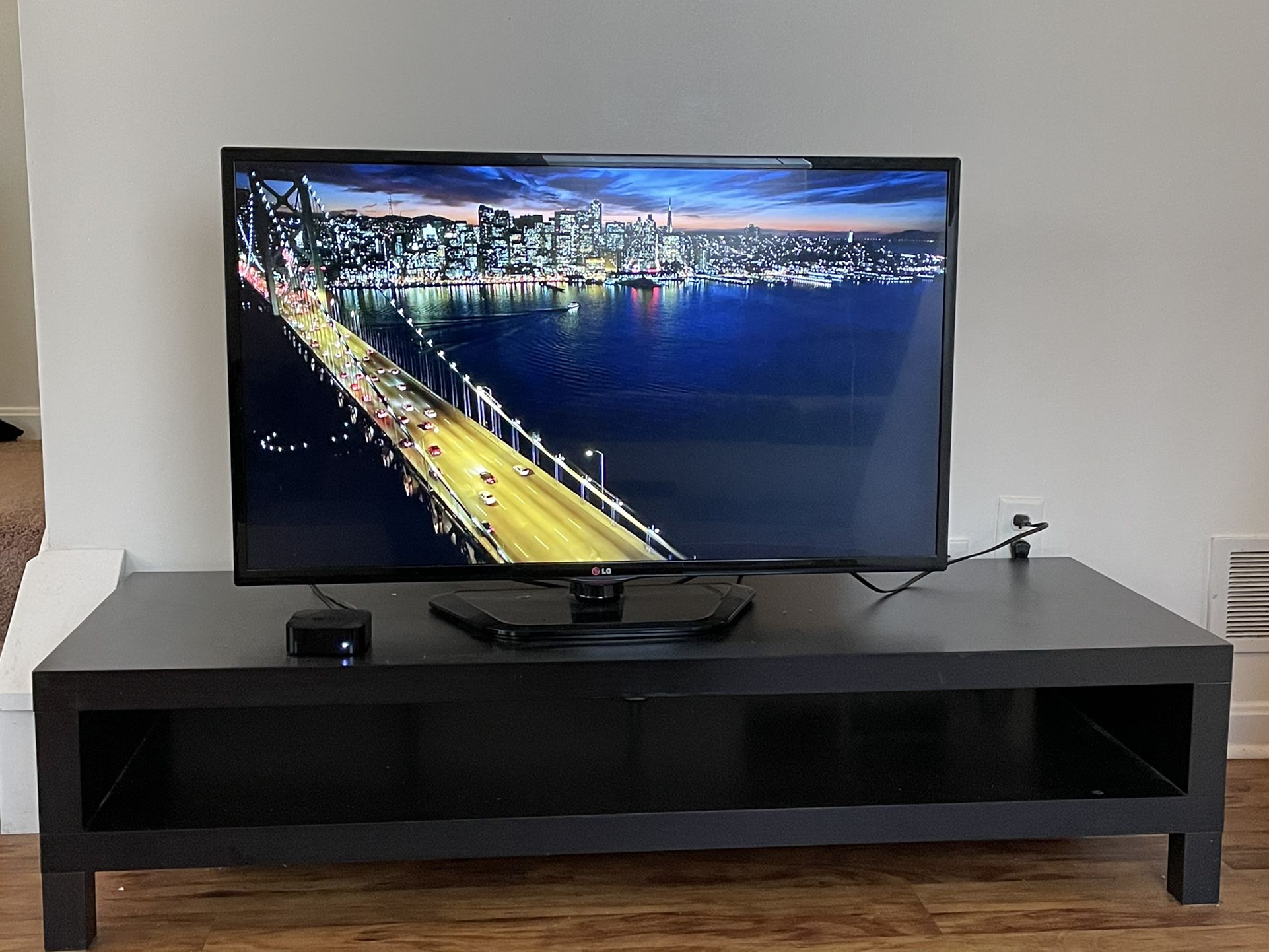LG Screen 42 , With Stand Table