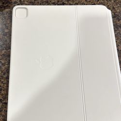 Apple magic keyboard 12.9 inch almsot new 