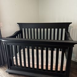 Oxford brand baby crib, used in excellent condition, midnight blue color