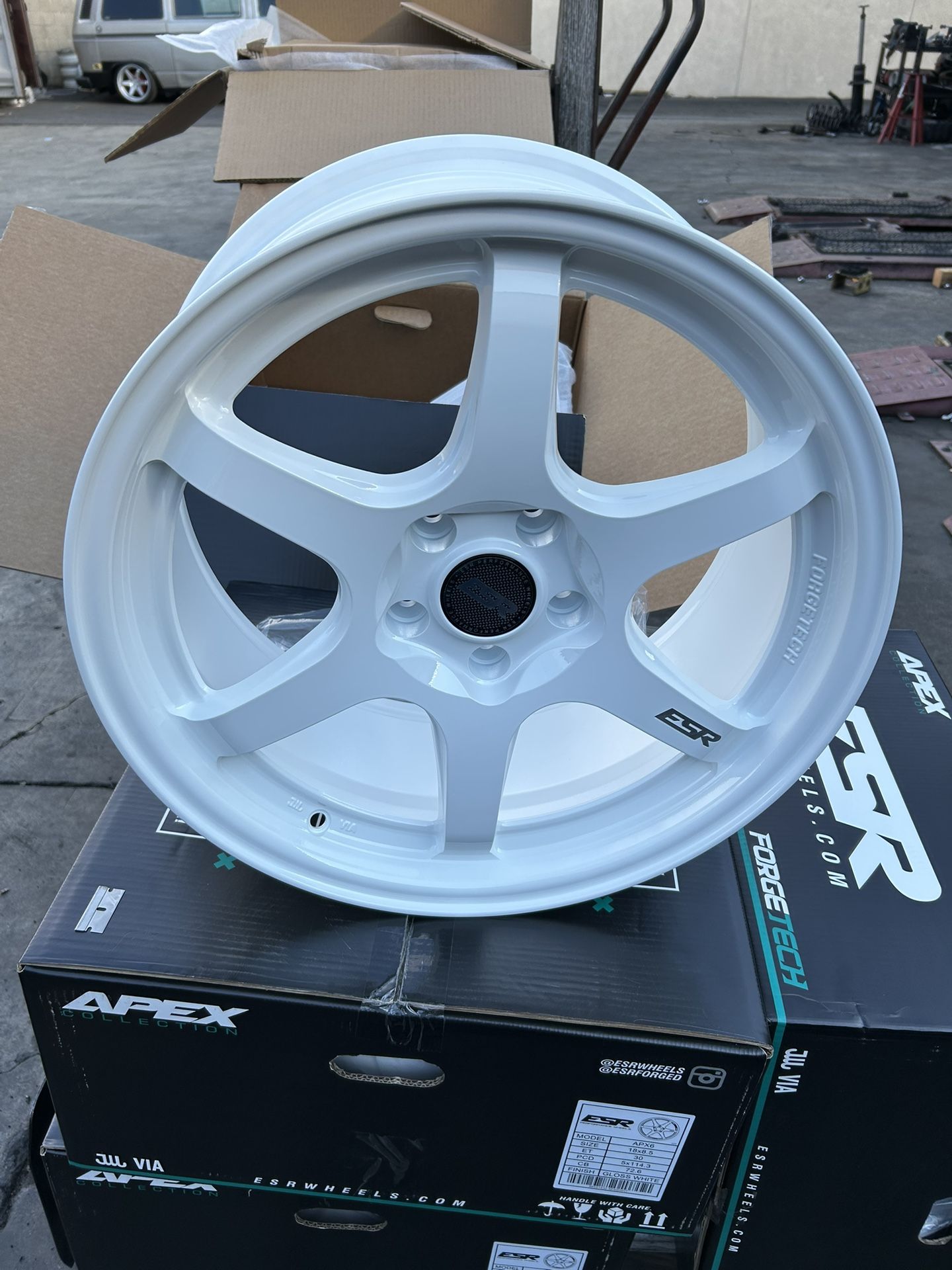 ESR APEX6 5x114.3 Size 18x8.5 ET:30mm GLOSS WHITE!!SPECIAL PRICE!!