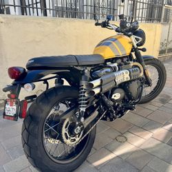 Like new 2024 Triumph Scrambler 900 – Cosmic Yellow – Under 800 Miles – Tons of Extras