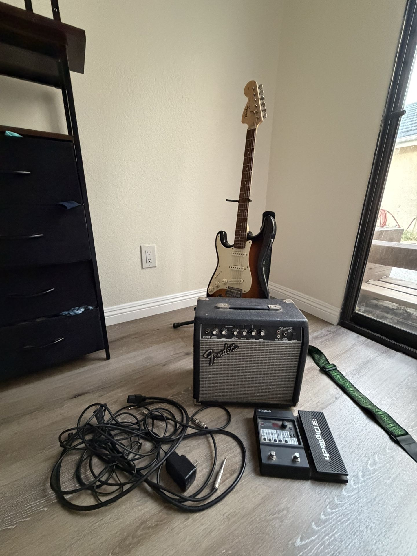 Electric Guitar Left Handed set (amplifier and pedal)