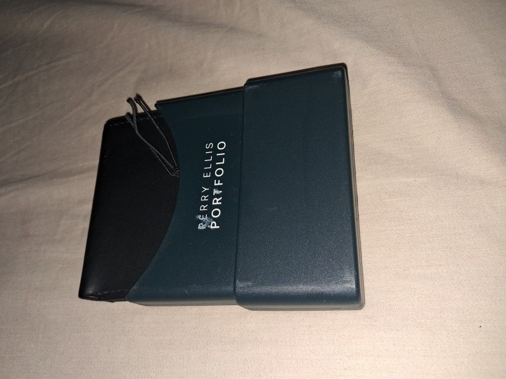 PERRY ELLIS PORTFOLIO PASSCASE WALLET