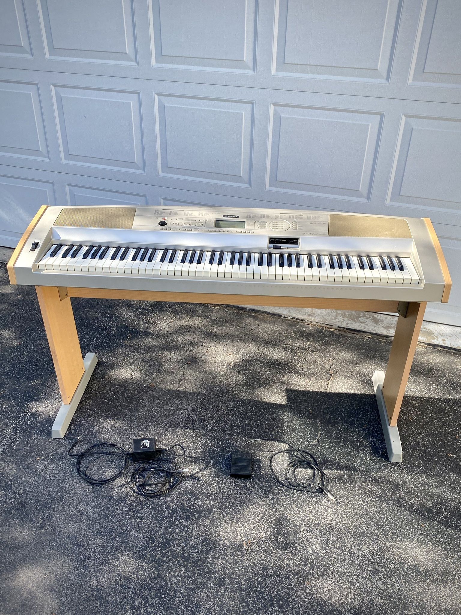 YAMAHA “Portable Grand” piano keyboard DGX-500 with YAMAHA pedal + stand