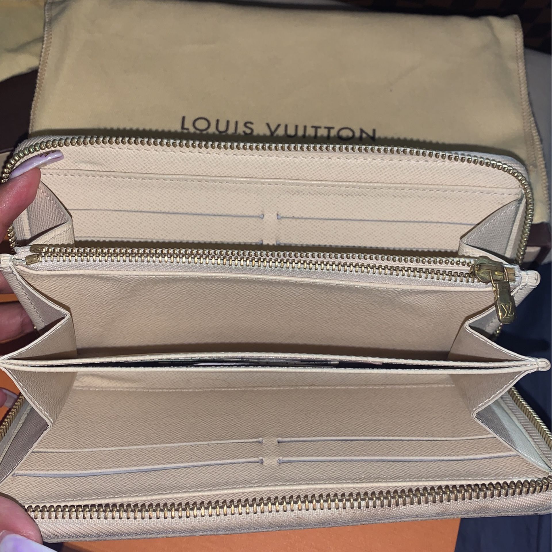 Louis Vuitton Women’s Damier Azur Zippy Long Wallet for Sale in San Diego,  CA - OfferUp