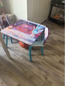 Frozen kids table with 2 chairs