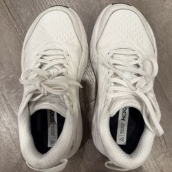 Hoka women’s Bondi SR Running Shoes (size6)