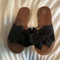 New. Black flat flip flop sandals