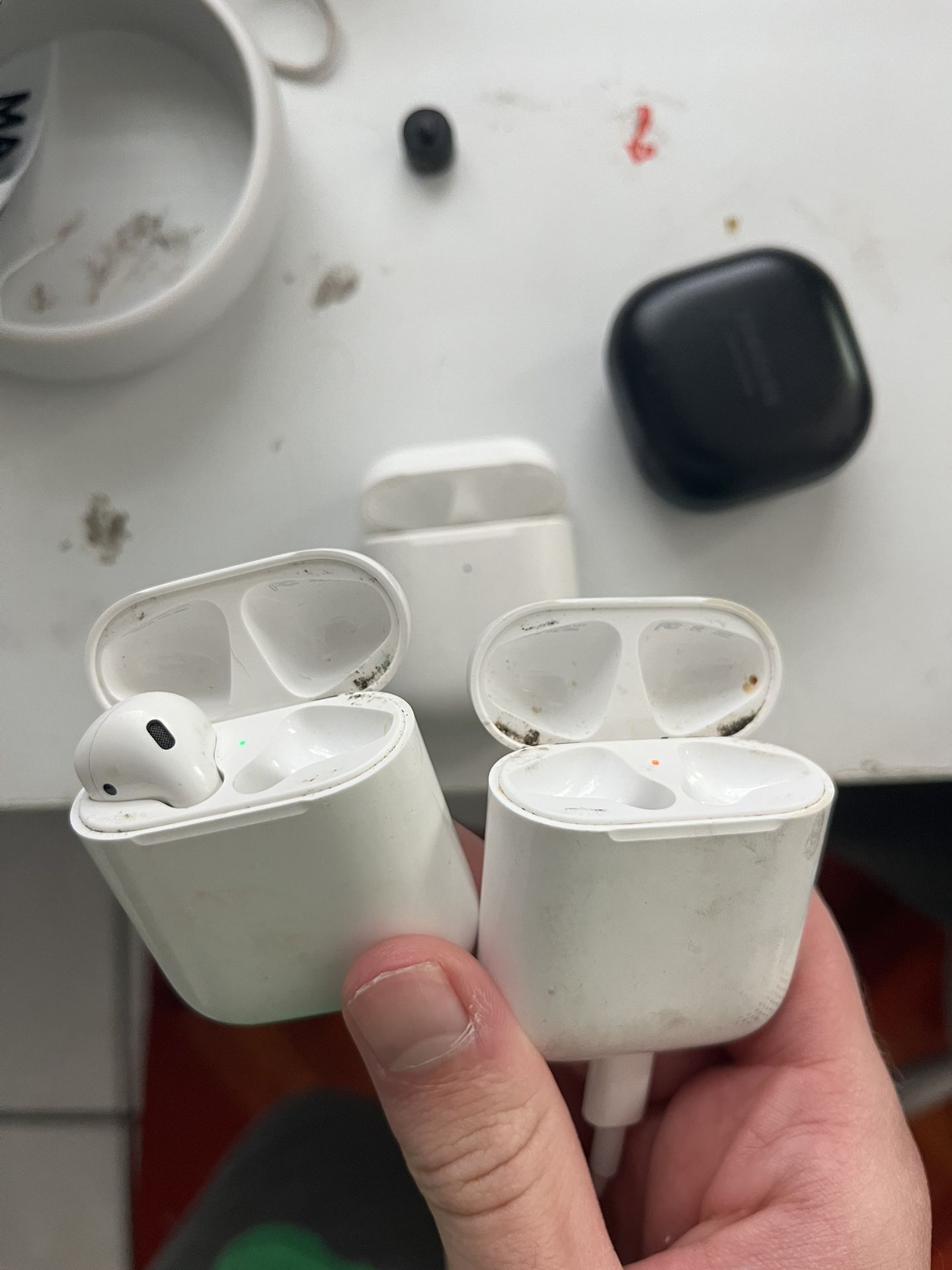 AIRPODS FIRST GENERATION. READ DESCRIPTION 