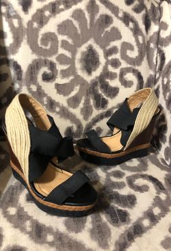 Black wedges