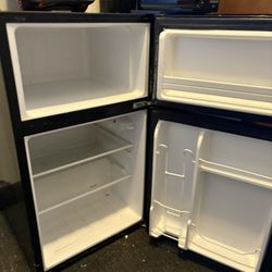 Black And Decker 3.3 Cubic Feet Fridge Freezer Combo 