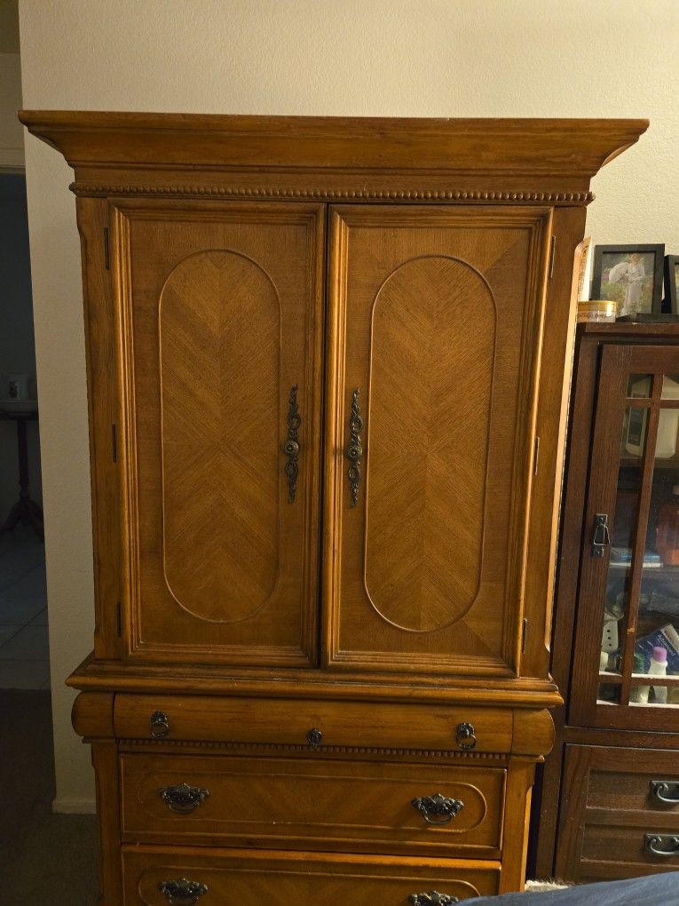 Armoire TV/ Dresser Hutch