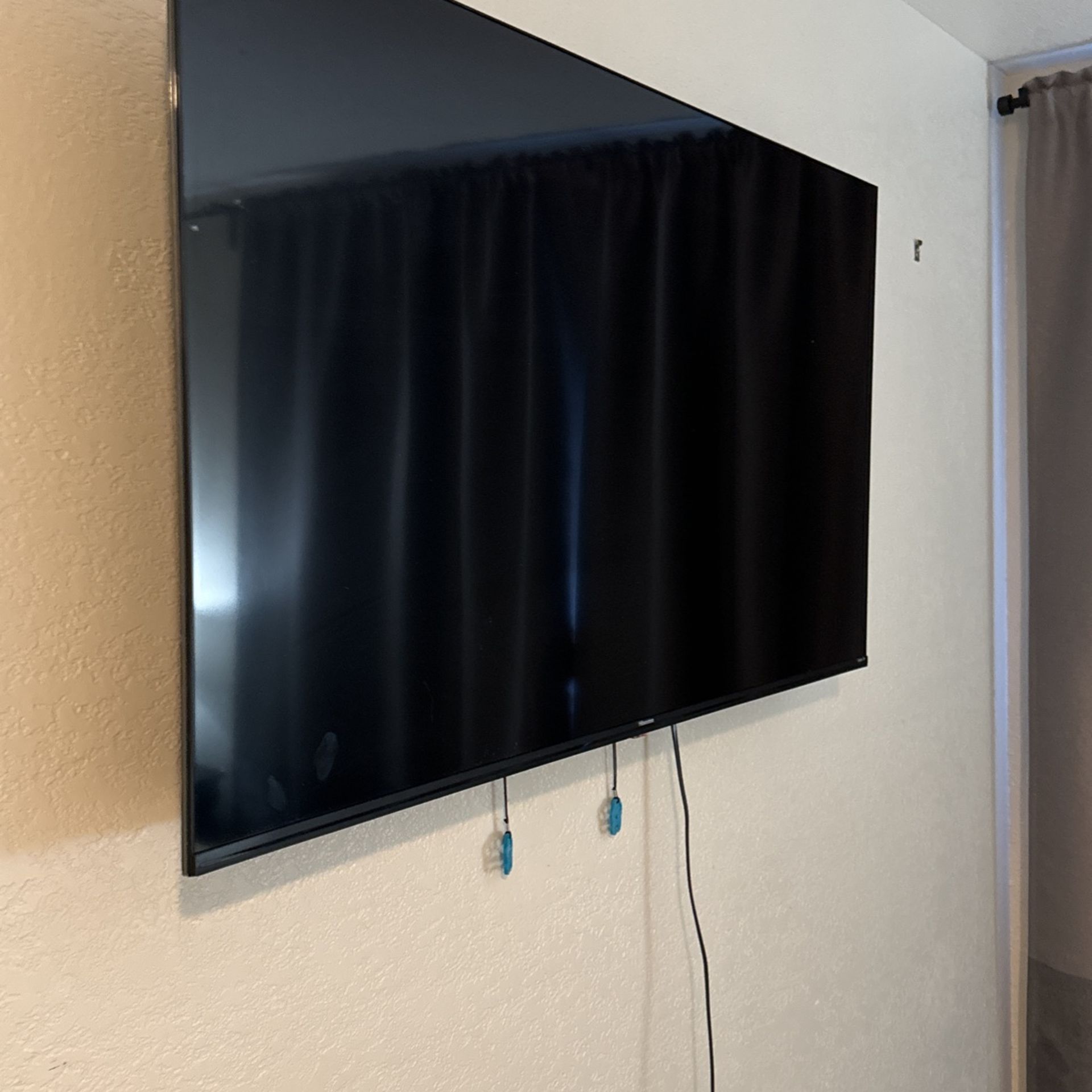 Used 50 Hisense Roku HDTV TV With Wall Mount for Sale in Las Vegas, NV