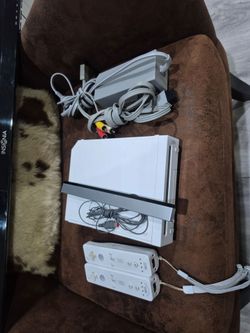 Wii console system with 2 controller,  in good condition