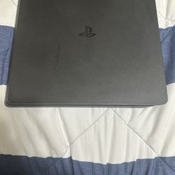 PS4 Slim + 2 Controllers & 5 Games