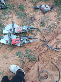Concrete cutting saws