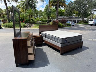 Beautiful Bedroom Set Queen Size Dark Brown Color In Excellent Condition by Coaster Furniture