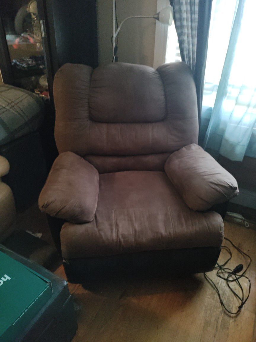 Oversized Recliner Chair Sides Are Leather Fabric On The Part You Sit On Couple Of Scratches