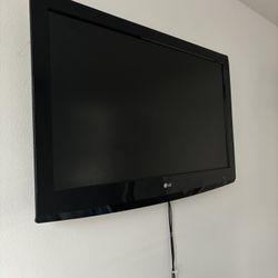 40’ LG TV