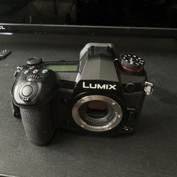 Lumix GH5 Barely Used w Zoom Lens 