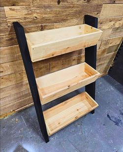 Leaning 3 shelf planter