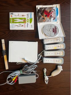 Nintendo Wii, 4 controllers, 2 games