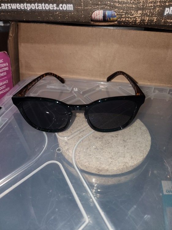 Sunglasses - Black Frame, Tortoise Detail