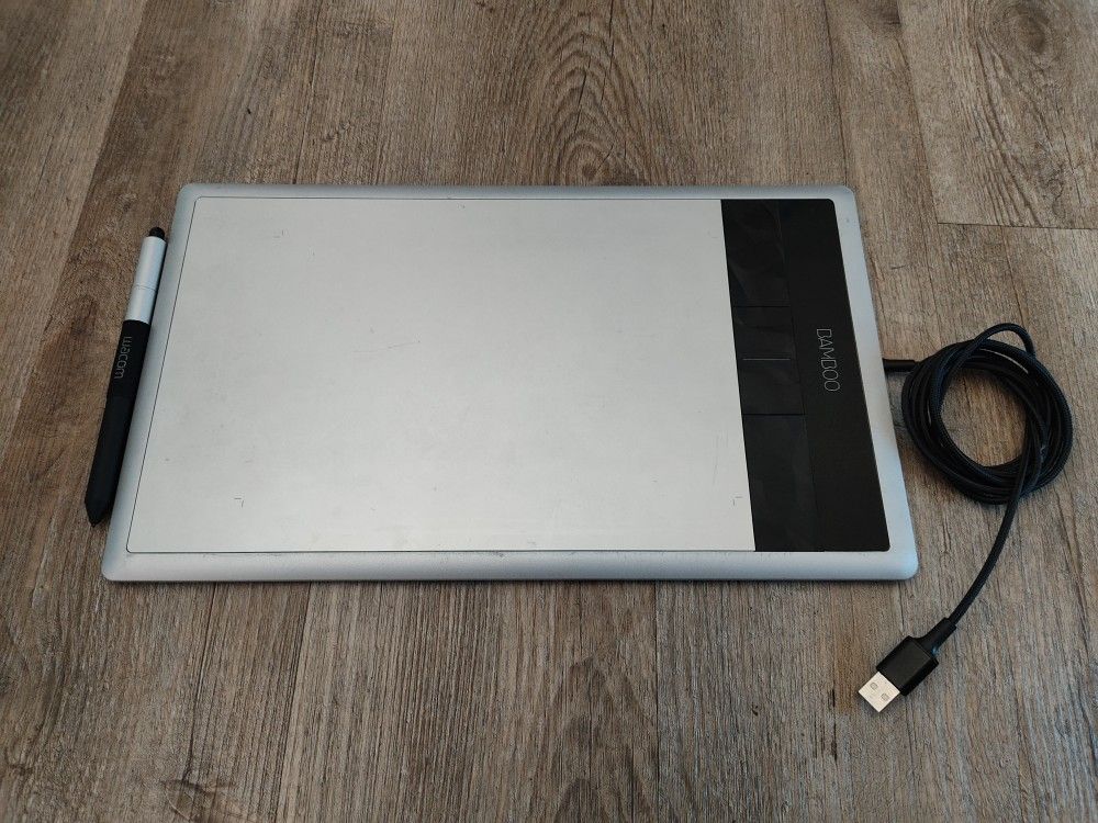 Bamboo Graphic Tablet (Model: CTH-670) For Sale 