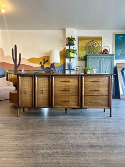 Dresser / Buffet / MCM / Mid-Century / Credenza / STUNNING!