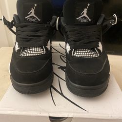 Jordan 4 white thinder’s size 9