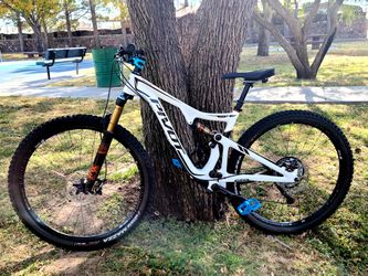Vendo Mi Bisicleta Pivot.    Estoy En "NORTHEAST"