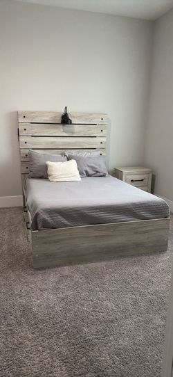Grey rustic wood bed set