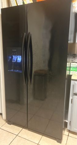 Refrigerator with Ice Maker & Water Dispenser