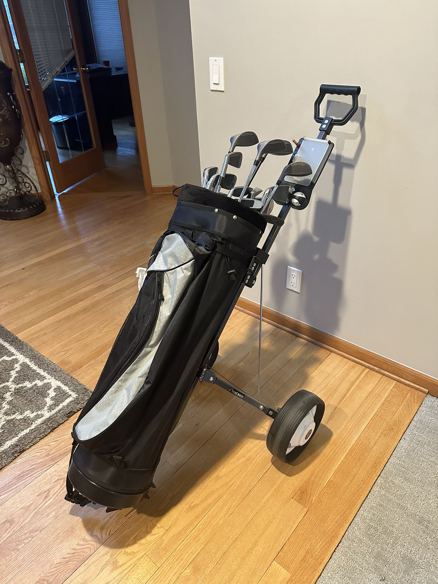 Acculine men’s golf clubs with golf bag and golf cart