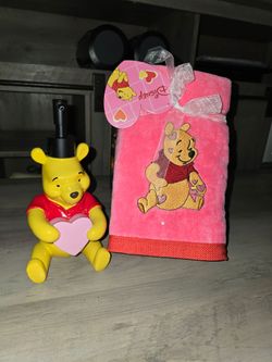 Brand New In Box Disney  Winnie The Pooh Valentines Bathroom Soap Dispenser & Hand Towel Set