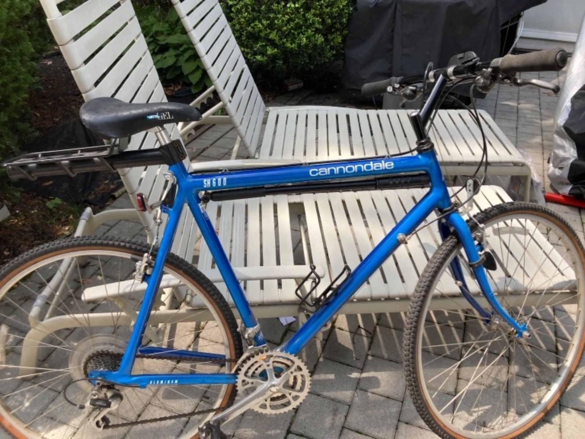 CANNONDALE HYBRID BIKE