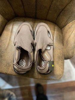Brand New Mens 10.5 FitVille recovery sandals w/ arch support.