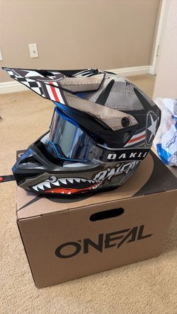 O’Neil Helmet & Oakley Goggles