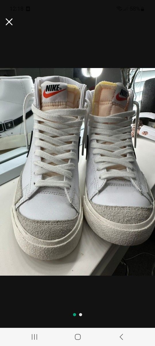 NIKE