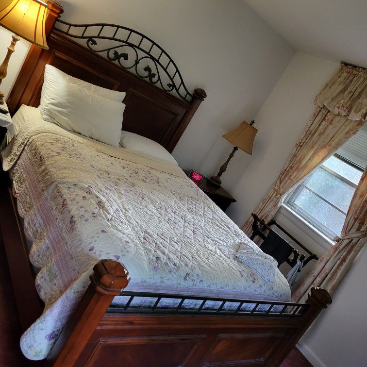 Queen bedroom Set - Pick-up today.. Wed 9-28 only!! Moving.. Make Offer  University Park