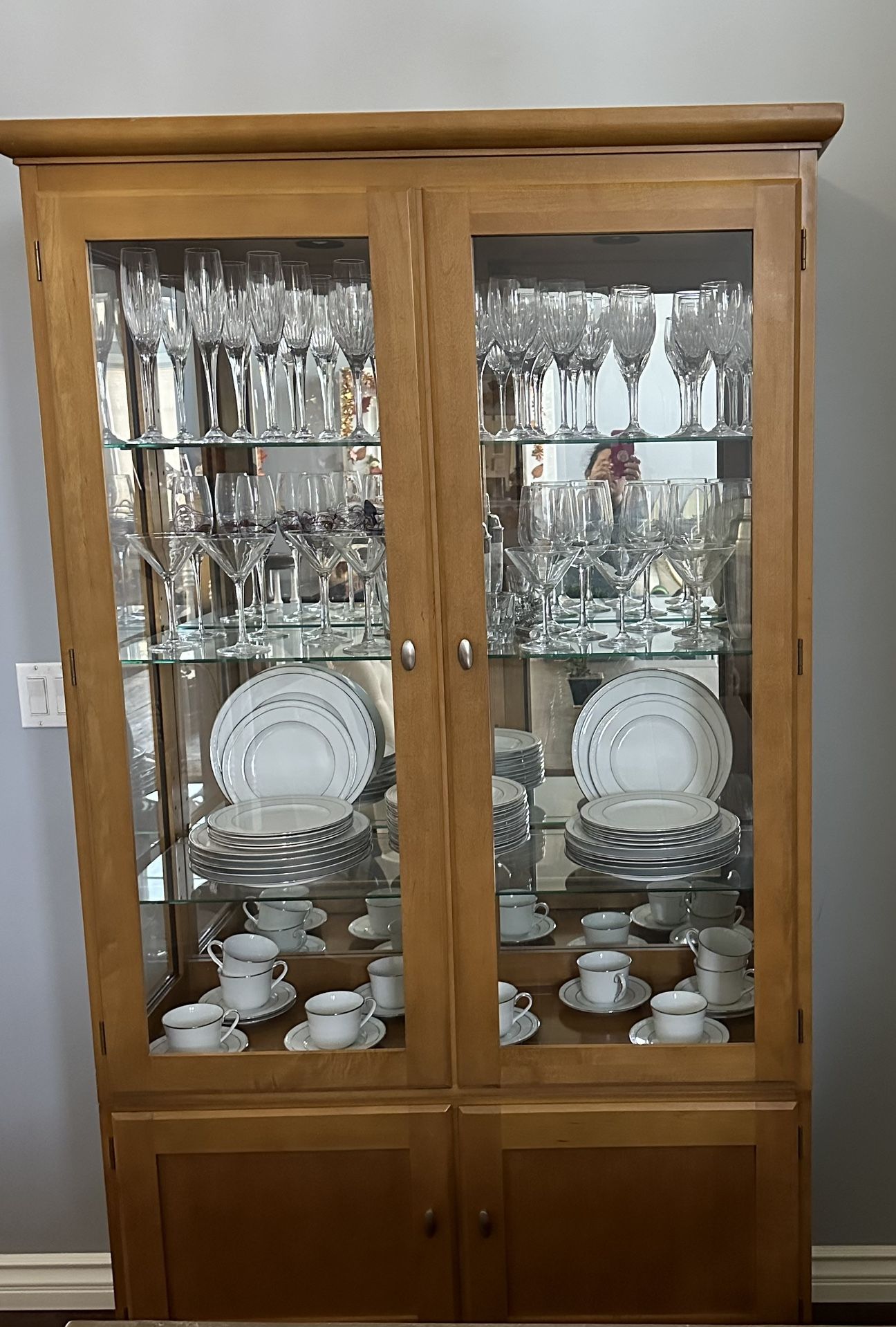 Ethan Allen - China cabinet / Nice storage