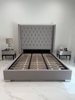 Queen bed frame / cama queen de tela gris