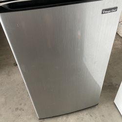 Magic Chef 3.5 Cubic Feet Compact Fridge 