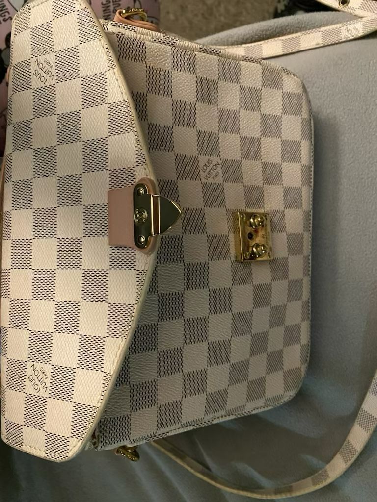LOUIS VUITTON HANG BAG