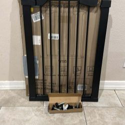Narrow Doorway Pet Gate / Safety Gate - Fits Openings 22” - 24.5”