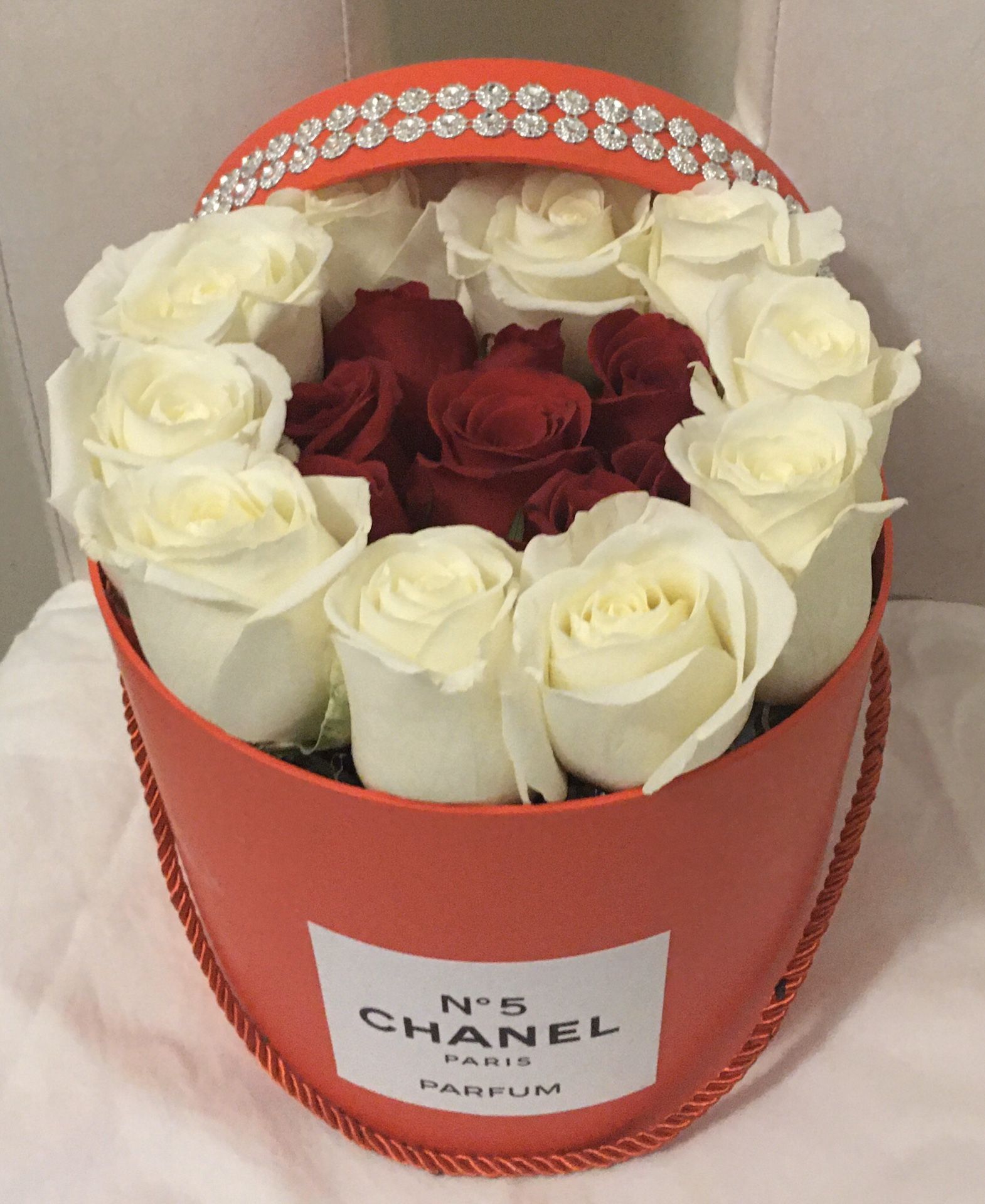 MOTHER’S DAY ELEGANT RED GIFT BOX WITH FRESH WHITE & RED ROSES🌹🌹🌹🙍‍♀️