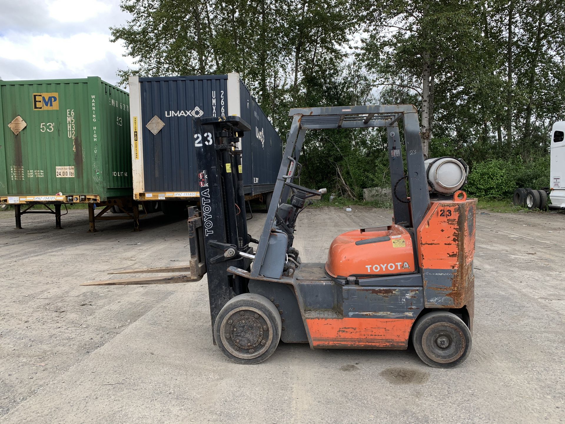 TOYOTA 8,000 LBS SOLID TIRE FORKLIFT