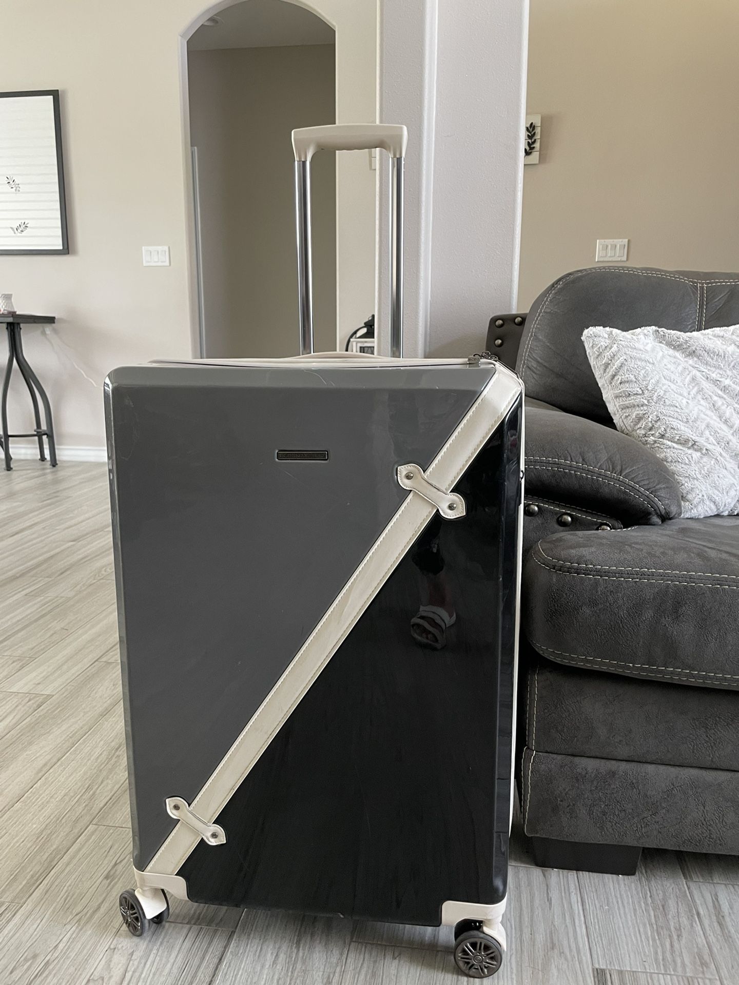 BCBGMAXAZRIA Luggage Hardside 27 Suitcase with Spinner Wheels for Sale in Harlingen TX OfferUp