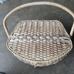 Sturdy woven sawing basket with handle. great condition. Just $10.